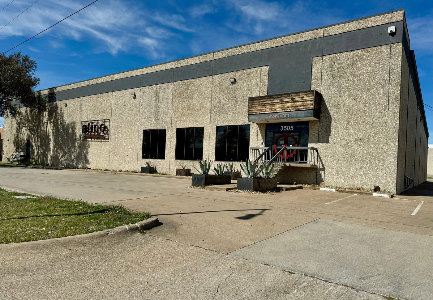 3505 Garden Brook Drive, Farmers Branch, showroom and warehouse space for sublease