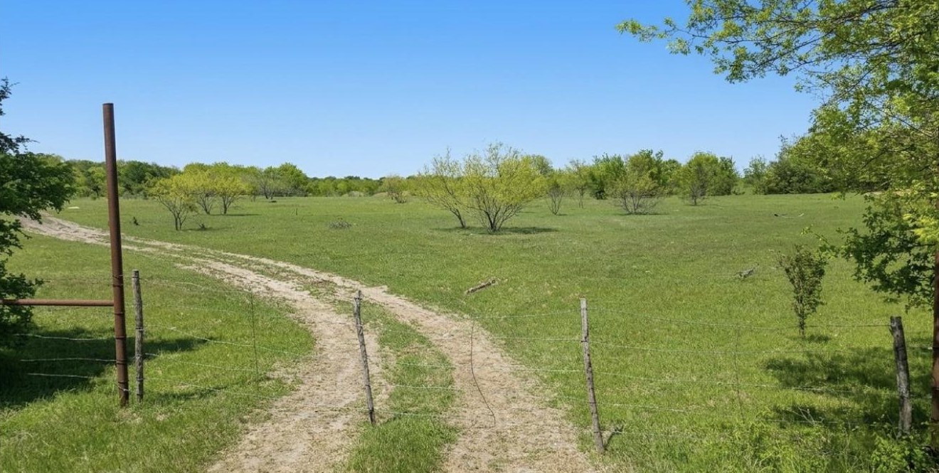 Pasture land for sale on Highway 56 in Southmayd, Grayson County